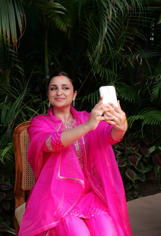 परिणीति ने सिंदूर फ्लॉन्ट करते हुए भी फोटोज शेयर कीं. उन्होंने जमकर सेल्फी पिक्स भी लीं.