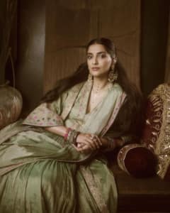 Karwachauth Special: शिल्पा शेट्टी से लेकर रकुल प्रीत तक बॉलीवुड वाइव्स ने स्पेशल तरीके से मनाया करवा चौथ, सिंदूर किया फ्लॉन्ट