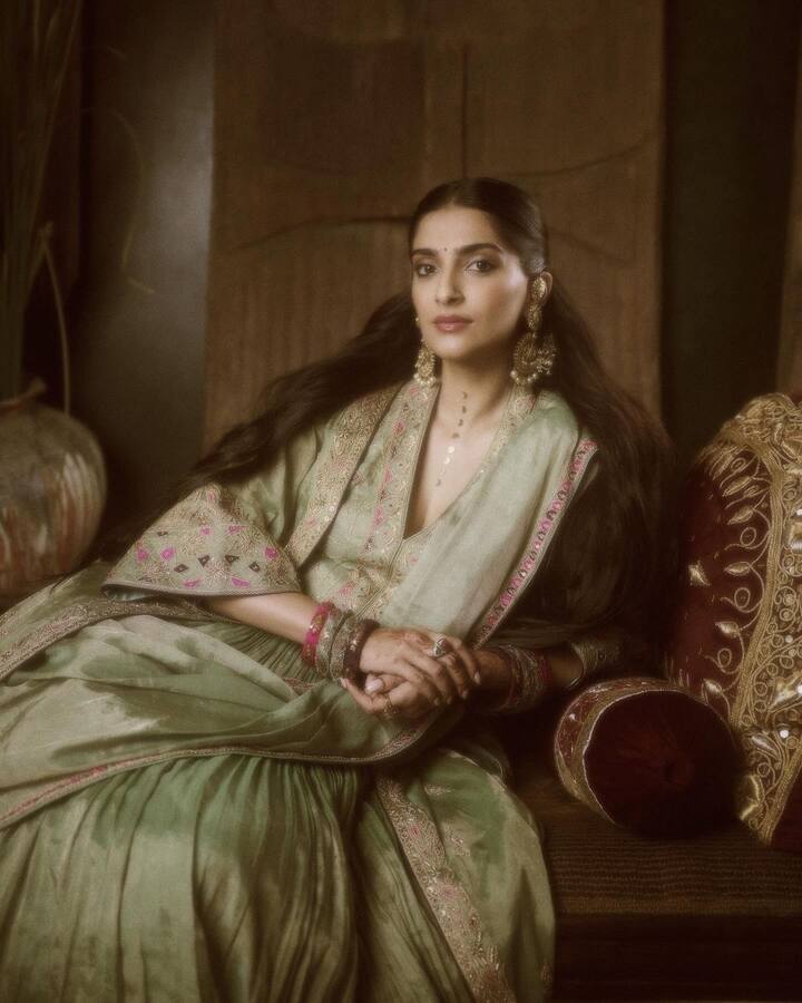 सोनम कपूर करवाचौथ का व्रत नहीं रखती हैं लेकिन इस त्योहार को हर साल धूमधाम से मनाती हैं. सोनम ने अपने लुक की ढेर सारी तस्वीरें सोशल मीडिया पर शेयर की हैं.