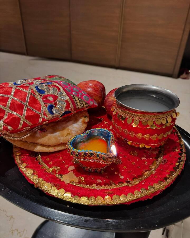 उन्होंने फोटोज शेयर करते हुए लिखा-मेरा सूरज, चाँद, ब्रह्मांड, मेरा सबकुछ. हमारी तरफ से आपको करवाचौथ की हार्दिक शुभकामनाएं.