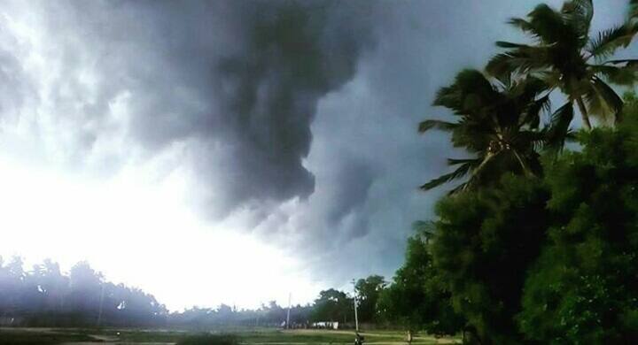কালীপুজোর মুখে ফের ঘূর্ণিঝড়ের ভ্রুকুটি। মঙ্গলবার থেকে দক্ষিণবঙ্গের একাধিক জেলায় বৃষ্টির পূর্বাভাস দিল আবহাওয়া দফতর। বুধবার থেকে তিন দিন মৎস্যজীবীদের সমুদ্রে যাওয়ায় নিষেধাজ্ঞা জারি করেছে প্রশাসন।