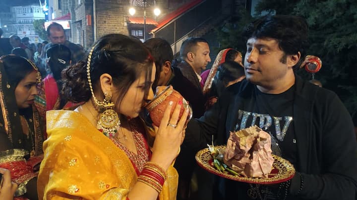 Karva Chauth In Shimla: शिमला में इस बार भी करवाचौथ के मौके पर चांद का दीदार करने के लिए भारी संख्या में महिलाएं ऐतिहासिक रिज मैदान में जमा हुईं. देर शाम 8 बजे पति के हाथों से पानी पीकर व्रत तोड़ा.