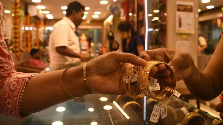 इसीलिए जब आप दिवाली और धनतेरस पर सोना खरीदें तो कुछ खास बातों का ध्यान जरूर रखें. जिससे ज्वेलर आपको ठग ना पाएं. क्योंकि बहुत से ज्वेलर्स दिवाली पर लोगों को खूब मिलावटी सोना दे देते हैं. और कीमत ज्यादा वसूल लेते हैं.