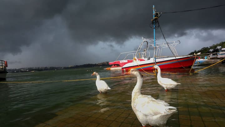 কালীপুজোর আগে বাংলায় ঘূর্ণিঝড় ‘দানা’র ভ্রুকুটি। তাই প্রতি মুহূর্তেই কড়া নজরের মধ্য বিষয়টি রেখেছে আবহাওয়া দফতর।