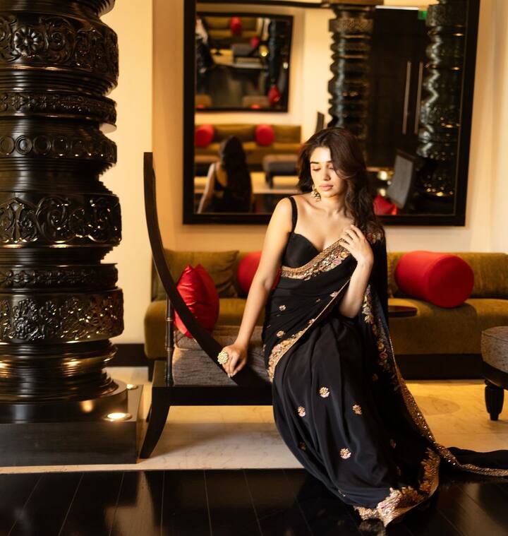 కృతిశెట్టి చైల్డ్ ఆర్టిస్ట్గా ఎన్నో యాడ్స్ చేసింది. అనంతరం హిందీలో నటిగా కెరీర్ను మొదలుపెట్టి.. అనంతరం తెలుగులో ఉప్పెన సినిమాతో హీరోయిన్గా ఎంట్రీ ఇచ్చింది.(Images Source : Instagram/Krithi Shetty)