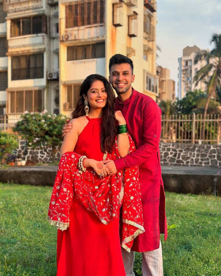 Krishna Mukherjee also celebrated Karva Chauth. Wearing a red suit and green bangles in her hands, she was seen posing with her husband.