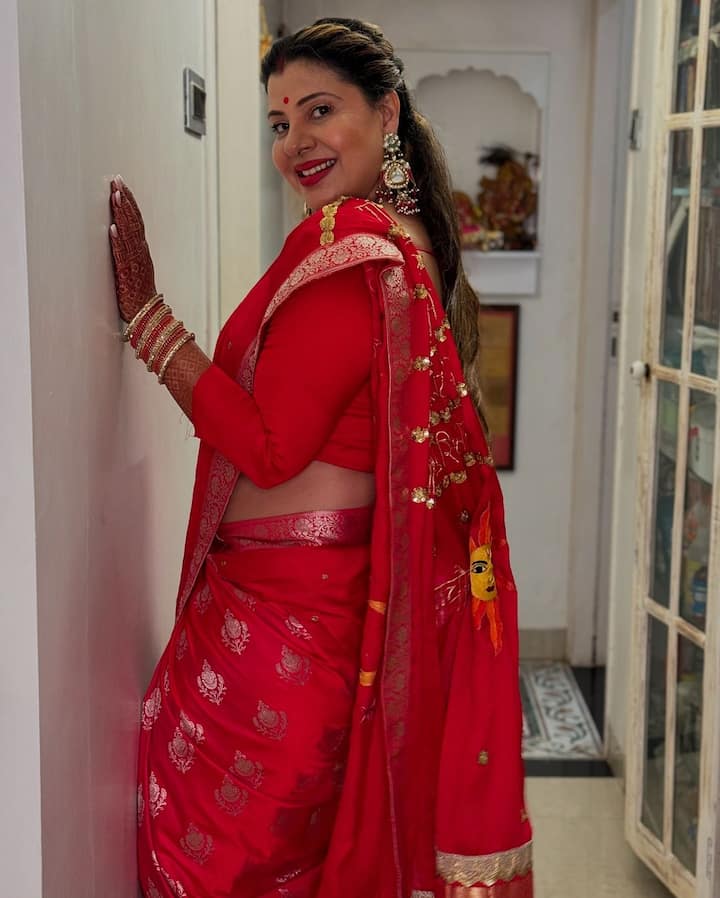 Sambhavna Seth wears a red saree on Karva Chauth. With which she completed her look wearing bracelets and large matching earrings.