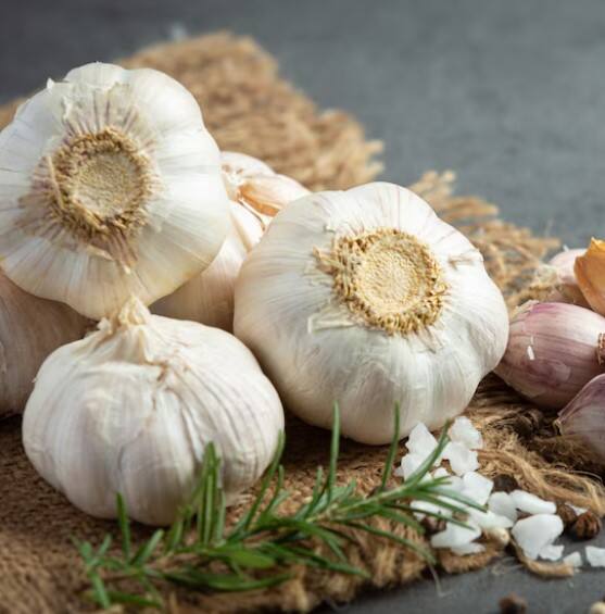 ਲੱਸਣ ਦੀਆਂ ਕੁੱਝ ਕਲੀਆਂ ਨੂੰ ਛਿੱਲ ਕੇ ਚੌਲਾਂ ਜਾਂ ਦਾਲ ਦੇ ਨਾਲ ਰੱਖੋ। ਲੱਸਣ ਦੀ ਤਿੱਖੀ ਗੰਧ ਕੀੜੇ-ਮਕੌੜਿਆਂ ਨੂੰ ਪ੍ਰੇਸ਼ਾਨ ਕਰ ਦਿੰਦੀ ਹੈ। ਇਸ ਉਪਾਅ ਨੂੰ ਹਫ਼ਤੇ ਵਿੱਚ ਇੱਕ ਵਾਰ ਦੁਹਰਾਓ।