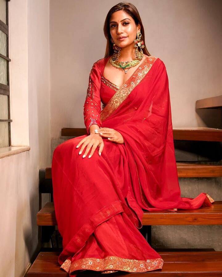 टीवी शो ‘इश्कबाज’ फेम एक्ट्रेस सुरभि चंदना ने अपने पहले करवाचौथ सेलिब्रेशन की तस्वीरें अपने इंस्टाग्राम अकाउंट पर शेयर की हैं.