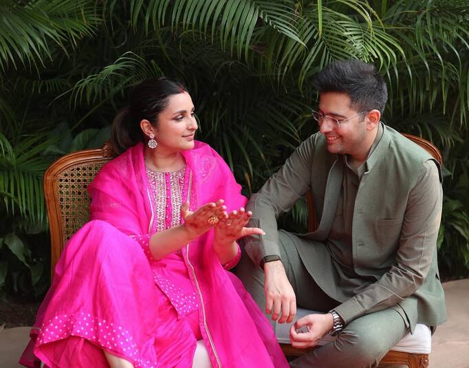 पति राघव को अपनी मेहंदी दिखाती हुईं परिणीति चोपड़ा बेहद सुंदर लग रही हैं. राघव और परिणीति ने साथ में रोमांटिक मोमेंट्स शेयर किए और मस्ती भी की.