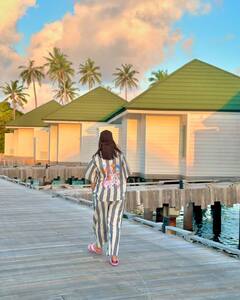 Hina Khan Pics: कैंसर ट्रीटमेंट के बीच हिना खान ने समुद्र किनारे बिताए सुकून के पल, मालदीव से शेयर की खूबसूरत तस्वीरें