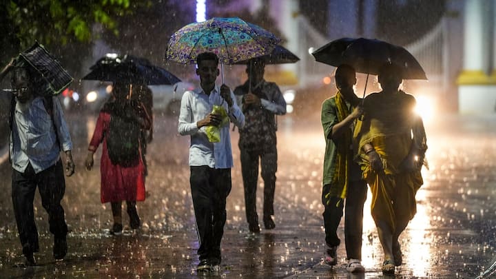 উপকূলবর্তী এলাকায় বইতে পারে ঝোড়ো হাওয়া। কলকাতা-সহ দক্ষিণবঙ্গের প্রায় সবকটি জেলাতেই ভারী বৃষ্টি হতে পারে।