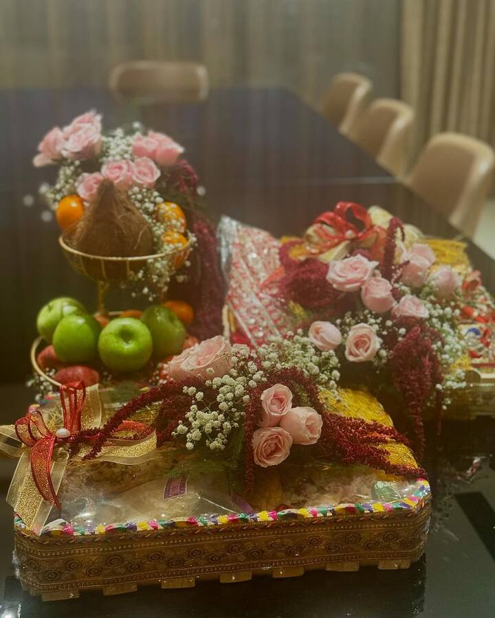 रकुल ने करवाचौथ सेलिब्रेशन की ढेर सारी तस्वीरें सोशल मीडिया पर शेयर की है. जिसमें उन्होंने चांद देखने के साथ अपनी सरगी भी फैंस को दिखाई है.