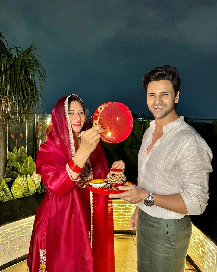 Actress Divyanka Tripathi has also posted photos of her Karva Chauth celebration with Vivek Dahiya. She is looking very cute in a red suit, red bangles in her hands and vermillion in her hair.