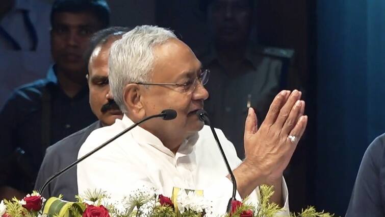 CM Nitish Kumar Folded his Hands and Appeal With DGP to Increase Number of Recruitment in Bihar Police बिहार पुलिस में बढ़ेगी बहाली की संख्या! नीतीश कुमार ने जोड़े हाथ, अधिकारियों से क्या कहा? जानें