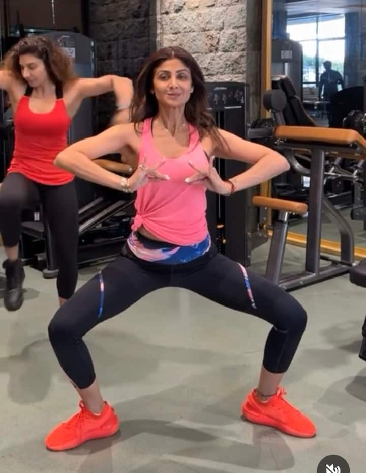 Shilpa Shetty is not popular just for her slim waist. His amazing fitness, healthy diet and workout plan also fill people with enthusiasm. Shilpa's morning starts with ghee. Yes, she wakes up in the morning and drinks two glasses of lukewarm water but instead of lemon, she adds a little ghee. This gives a boost to their metabolism. Sometimes she also drinks this hot water by adding turmeric, dry ginger or black pepper.