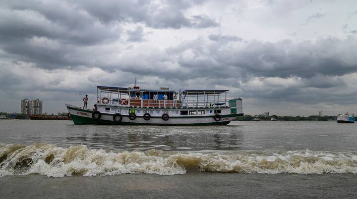 আজ, সোমবার থেকে উত্তাল থাকবে সমুদ্র। নিরাপত্তার কারণে ওই দিন থেকে মৎস্যজীবীদের গভীর সমুদ্রে যেতে নিষেধ করা হয়েছে।