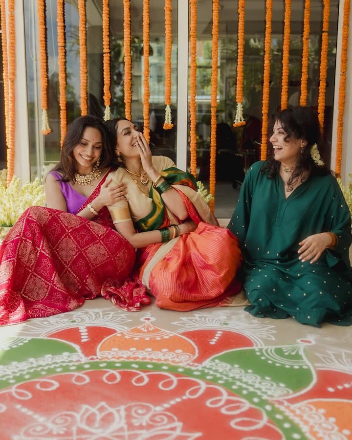 In these pictures the actress is seen with her family. Who was seen performing the wedding rituals of the actress in full traditional avatar.