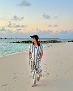 Hina Khan Pics: कैंसर ट्रीटमेंट के बीच हिना खान ने समुद्र किनारे बिताए सुकून के पल, मालदीव से शेयर की खूबसूरत तस्वीरें