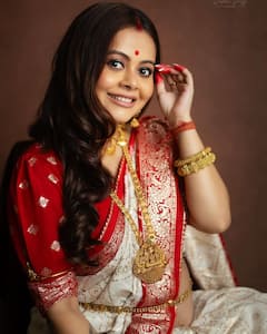 टेंपल ज्वेलेरी...माथे पर बिंदी, देवोलीना भट्टाचार्जी ने बंगाली लुक में फ्लॉन्ट किया बेबी बंप, फेस पर दिखा प्रेग्नेंसी ग्लो