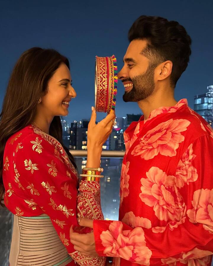 रकुल ने अपनी इंस्टा स्टोरी पर बताया था कि उनके लिए जैकी ने भी व्रत रखा था. उन्होंने अपनी मेंहदी फ्लॉन्ट करते हुए लिखा था- मेरी लाइफ.मुझे बहुत भूख लगी है मगर मैं खा नहीं सकती हूं.हीहीही, जब पति ने भी व्रत रखा हो.