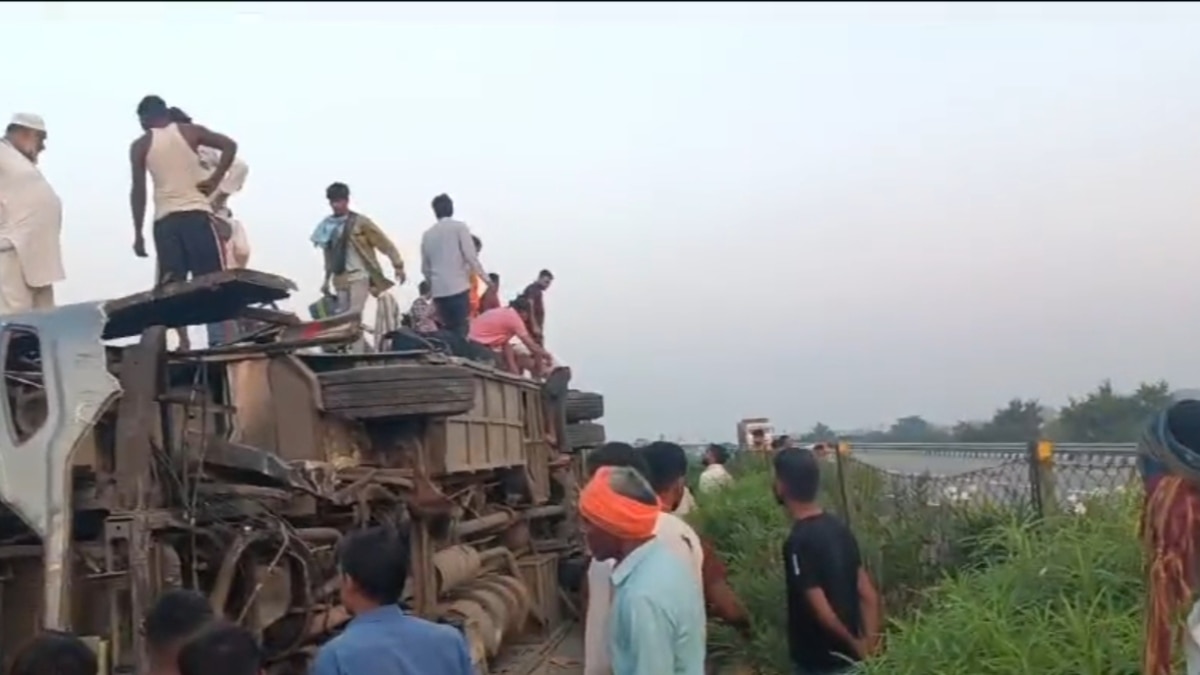 Agra Accident: आगरा-लखनऊ एक्सप्रेसवे पर हादसा, यात्रियों से भरी बस पलटी, चार लोग घायल