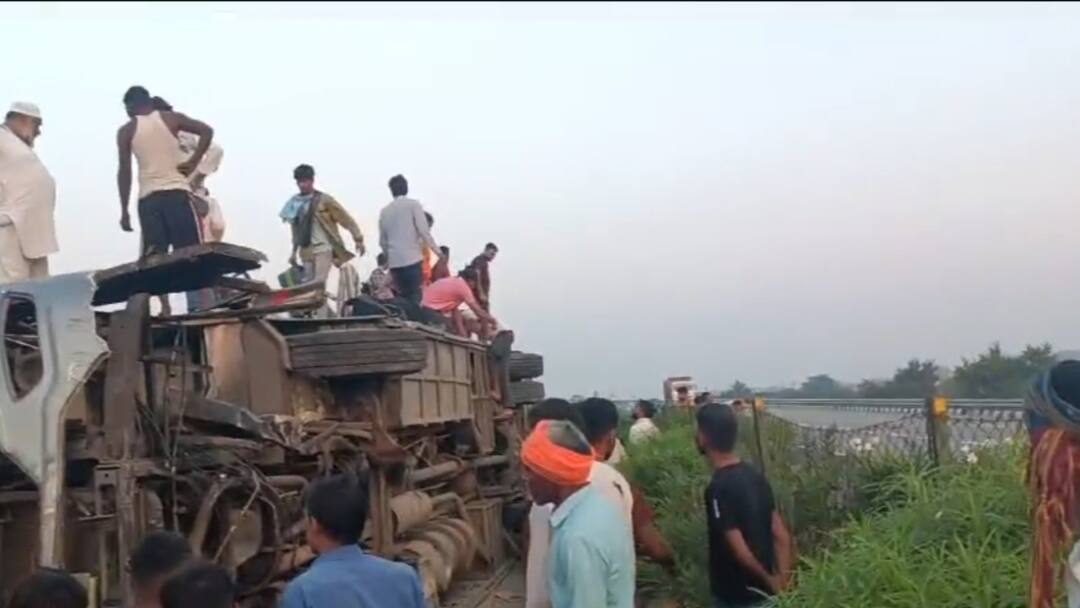 Bus overturns on Lucknow Agra Expressway four passengers injured in accident ann Agra Accident: आगरा-लखनऊ एक्सप्रेसवे पर हादसा, यात्रियों से भरी बस पलटी, चार लोग घायल