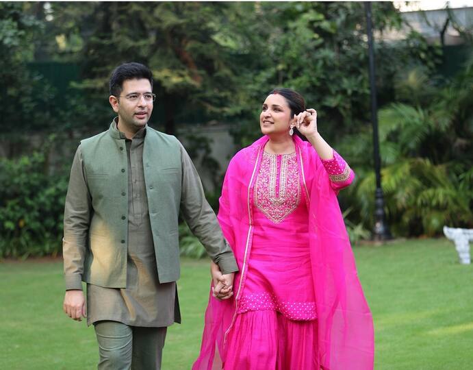 पति का हाथ थामे समय बिताती परिणीती. परिणीति के लुक की बात करें तो उन्होंने पिंक सूट के साथ पोनीटेल बनाई. साथ ही मिनिमल जूलरी पहनी. वो पूरे लुक में बहुत सुंदर लग रही थीं.