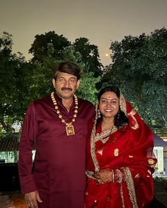 मनोज तिवारी ने पानी पिलाकर खुलवाया पत्नी का व्रत, लाल साड़ी में सजी संभावना सेठ, देखें भोजपुरी सितारों का करवाचौथ