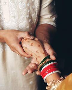 Kriti Kharbanda Karwachauth: पहले करवाचौथ पर रोमांटिक हुए कृति-पुलकित, एक्ट्रेस ने मेहंदी- सिंदूर किया फ्लॉन्ट