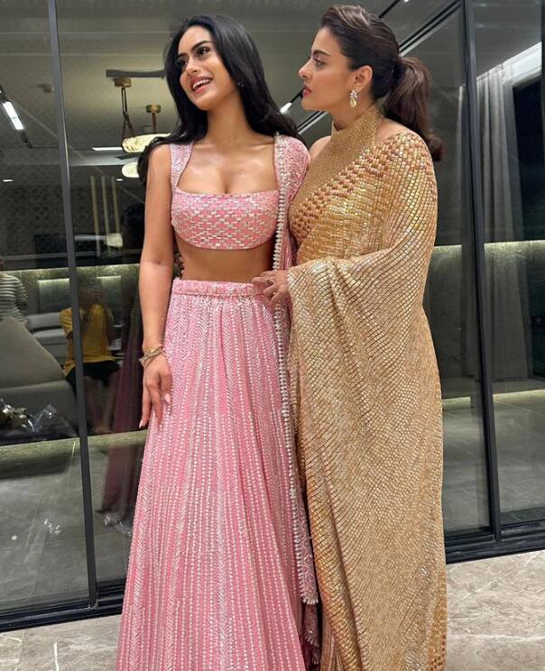 काजोल के घर का लिविंग रूम भी काफी लग्जरी है. यहां मिरर वॉल लगाई गई है.