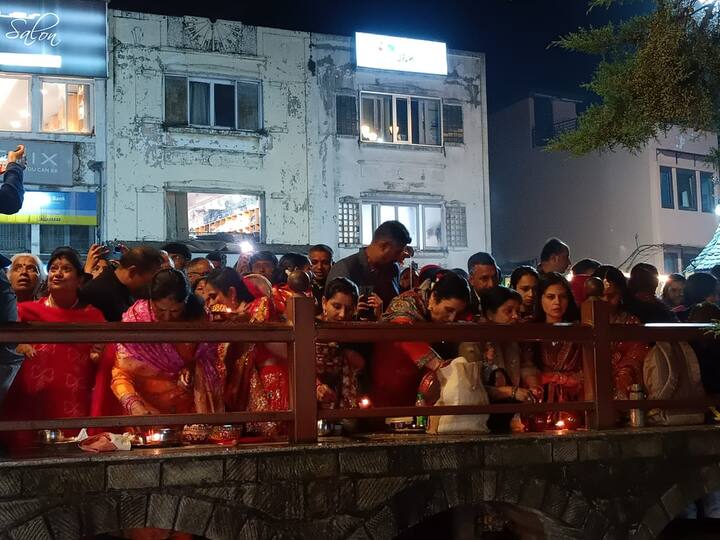 शिमला के स्कैंडल प्वाइंट पर पहुंचे पीयूष सपरा और हेमा ने कहा कि वह हर साल यहीं करवाचौथ के मौके पर आते हैं. इस बार यह उनका तीसरा करवा चौथ है, जिसे वह लगातार इसी जगह पर आकर मना रहे हैं. बता दें कि कार्तिक मास के कृष्ण पक्ष की चतुर्थी तिथि को करवा चौथ होता है. इस दिन सुहागिन महिलाएं अपने पति की लंबी उम्र के लिए व्रत करती हैं. इस व्रत के दौरान न तो महिलाएं खाना खाती हैं और न ही पानी पीती हैं. करवा चौथ पति और पत्नी के बीच प्रेम का त्योहार है.