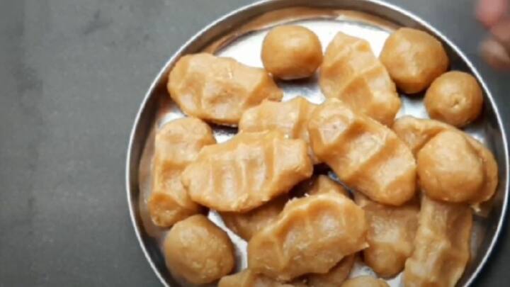 தேங்காயை துருவியும், ஏலக்காயை பொடித்தும் வைத்துக்கொள்ளுங்கள். வெல்லத்தில் தண்ணீர் கலந்து பாகு பதத்தில் காய்ச்சி, அத்துடன் அரைத்து வைத்துள்ள கடலைப்பருப்பு, தேங் காய்த் துருவல், பொடித்த ஏலக் காய் இவற்றை கலந்து பூரணமாக தயார் செய்து வைத்துக்கொள்ளவும்.