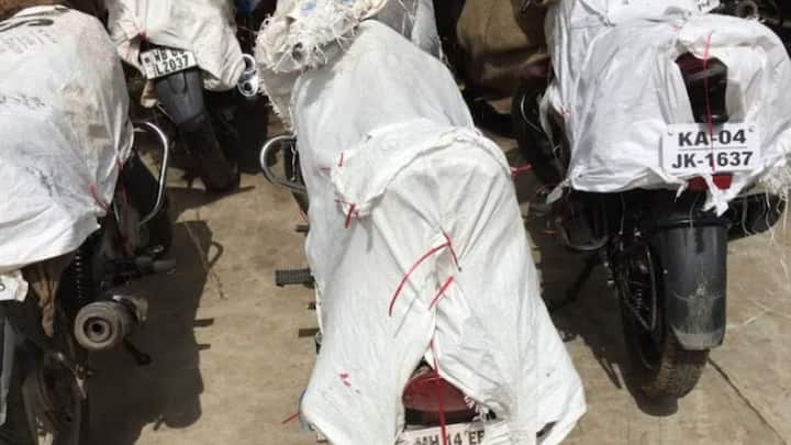 इसके साथ ही आपको बाइक देखते समय कार्डबोर्ड पर डेस्टिनेशन स्टेशन का नाम भी साफ तरीके से लिखना होगा. इसके बाद बाइक को पैक करके अच्छी तरह से बांध दें.फिर आपको एक फॉर्म दिया जाएगा. जिसमें बाइक कंपनी का नाम, रजिस्ट्रेशन नंबर, वजन और कीमत आपको लिखनी होगी. इसके साथ ही बोर्डिंग स्टेशन और डेस्टिनेशन स्टेशन की जानकारी भी दर्ज करनी होगी.