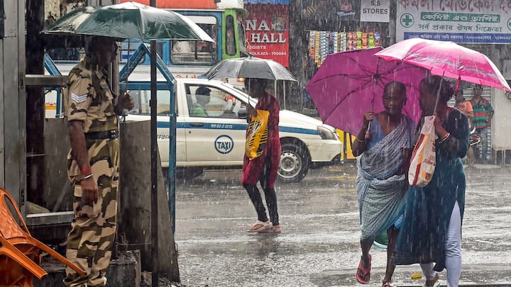 আবহাওয়া সূত্রে খবর, এদিন কলকাতায় ২৬ থেকে ৩১ ডিগ্রির মধ্যে তাপমাত্রা ঘোরাফেরা করছিল। তবে আগামীকালও কলকাতায় ২৬ থেকে ৩১ ডিগ্রির মধ্যেই তাপমাত্রা থাকতে পারে বলেই জানিয়েছে হাওয়া অফিস।