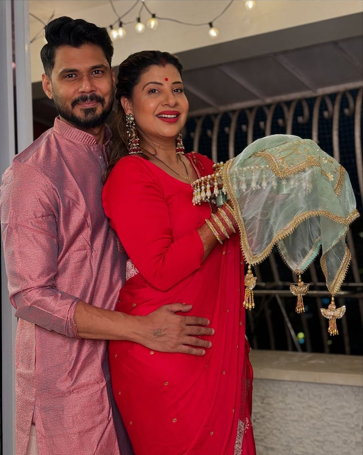 Sambhavna Seth – Bhojpuri actress Sambhavna Seth also shared pictures from her Karva Chauth celebrations with her fans.