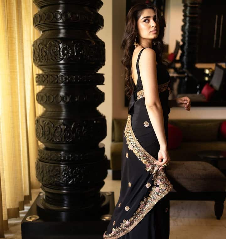 ఈ ఫోటోలను ఇన్స్టాలో షేర్ చేస్తూ.. #desi diva mode 🖤✨ అంటూ క్యాప్షన్ ఇచ్చింది. బ్లాక్ హార్ట్స్తో 🖤🖤 కృతికి కాంప్లిమెంట్స్ ఇస్తున్నారు అభిమానులు. (Images Source : Instagram/Krithi Shetty)