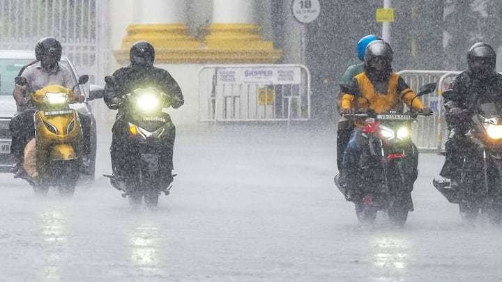 সুন্দরবন পুলিশ জেলার ফ্রেজারগঞ্জ, নামখানা, সাগর, গোবর্ধনপুর থানার তরফে মৎস্যজীবীদের সতর্ক করে মাইকে প্রচার শুরু হয়েছে।ঘূর্ণিঝড় তৈরি হলে তার নাম হবে ''দানা''। ঘূর্ণিঝড়ের এই নাম দিয়েছে কাতার।
