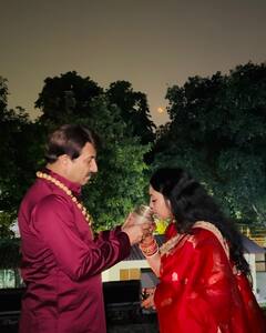 मनोज तिवारी ने पानी पिलाकर खुलवाया पत्नी का व्रत, लाल साड़ी में सजी संभावना सेठ, देखें भोजपुरी सितारों का करवाचौथ