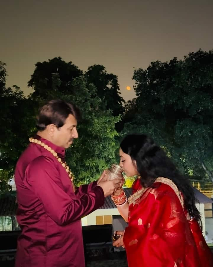 Manoj Tiwari: Bhojpuri star and BJP MP Manoj Tiwari celebrated the festival of Karva Chauth with pomp and show with his wife Surbhi Tiwari. Whose photographs he shared on his Instagram account.