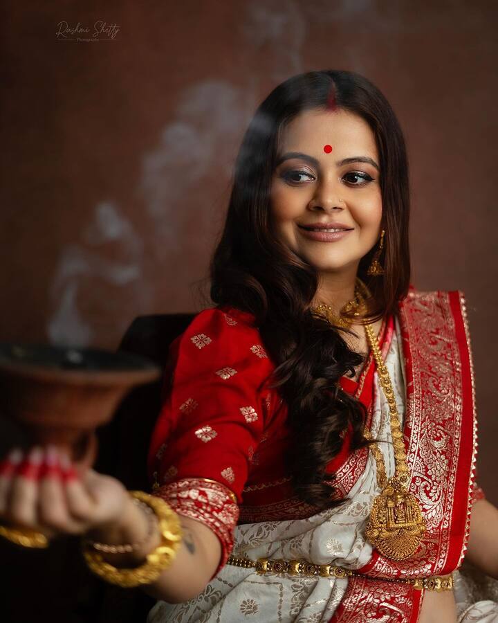 इन तस्वीरों में देवोलीना एक चेयर पर बैठकर पोज दे रही हैं और अपना बेबी बंप भी फ्लॉन्ट करती दिखाई दी.