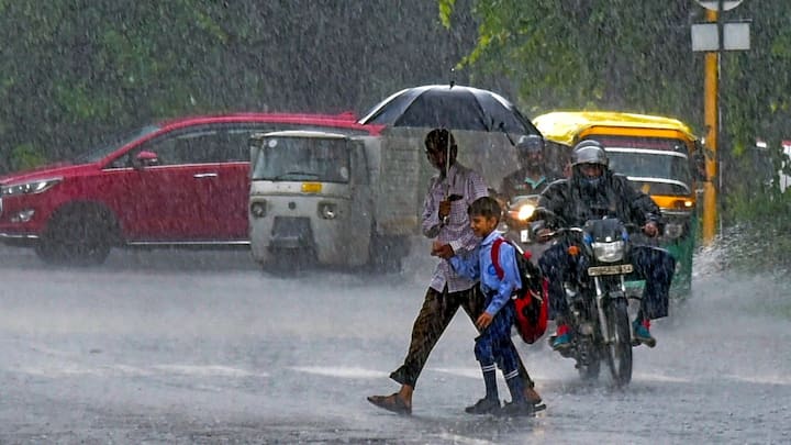 দক্ষিণবঙ্গে শুক্রবার পর্যন্ত ভারী থেকে অতি ভারী বৃষ্টির সতর্কতা রয়েছে। উত্তরবঙ্গেও বৃষ্টির পূর্বাভাস রয়েছে।