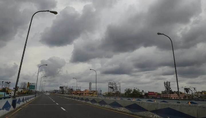 ঘূর্ণঝড় তৈরি হলে, ওড়িশা ও পূর্ব মেদিনীপুরে তার সর্বাধিক প্রভাব পড়তে পারে বলে আশঙ্কা আবহাওয়া দফতরের। এবিষয়ে সতর্ক করা হয়েছে প্রশাসনকে।