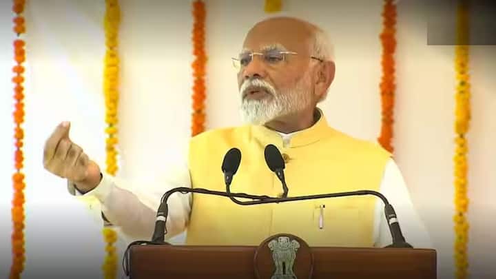 प्रधानमंत्री नरेंद्र मोदी वडोदरा में महत्वाकांक्षी एयरबस परियोजना का शुभारंभ करने जा रहे हैं। यह एक 'मेक इन इंडिया' प्रोजेक्ट है, जो स्वदेशी विमान निर्माण को बढ़ावा देगा। बता दें कि प्रधानमंत्री ने दो साल पहले 30 अक्टूबर 2022 को वडोदरा में इस परियोजना की आधारशिला रखी थी और आज ठीक दो साल बाद वह इस परियोजना का शुभारंभ कर रहे हैं. यह उनकी बात को एक बार फिर प्रतिबिंबित करता है, उनके नेतृत्व में सरकार इस परियोजना का शिलान्यास भी कर रही है. वडोदरा में टाटा एयरबस परियोजना भारतीय वायु सेना के लिए परिवहन विमान का उत्पादन करेगी और रक्षा क्षेत्र में नए विमानन की शुरुआत करेगी।