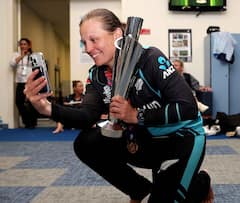 T20 WC:  સાઉથ આફ્રિકાને હરાવીને વિશ્વ વિજેતા બન્યું ન્યૂઝીલેન્ડ, જુઓ ટીમની ઉજવણીની તસવીરો