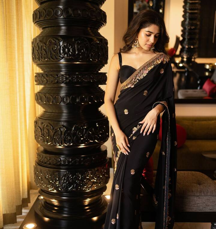 మొదటి తెలుగు సినిమాతో మంచి హిట్ అందుకుంది ఈ బేబమ్మ. అనంతరం తెలుగులో, తమిళంలో, మలయాళంలో సినిమాలు చేస్తూ.. కెరీర్ను ముందుకు తీసుకెళ్తోంది.(Images Source : Instagram/Krithi Shetty)