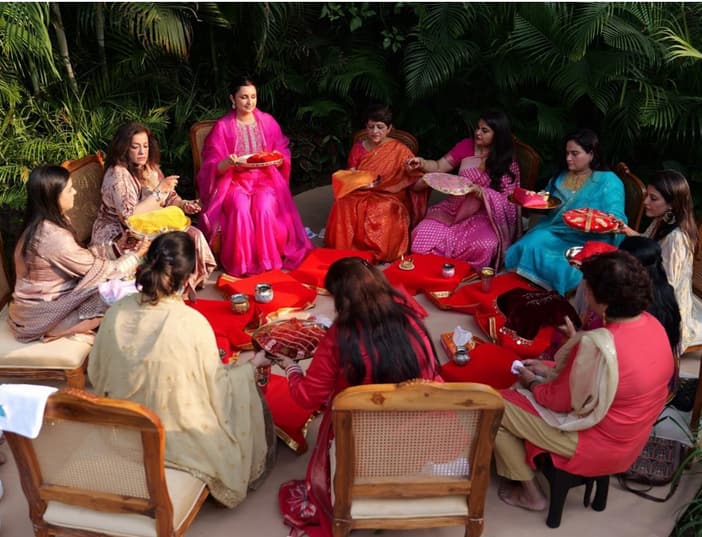 परिणीति ने सारी रस्में करते हुए फोटोज शेयर कीं. इस दौरान एक्ट्रेस काफी खुश और एक्साइटेड नजर आईं. उनके लुक को भी फैंस ने काफी पसंद किया.
