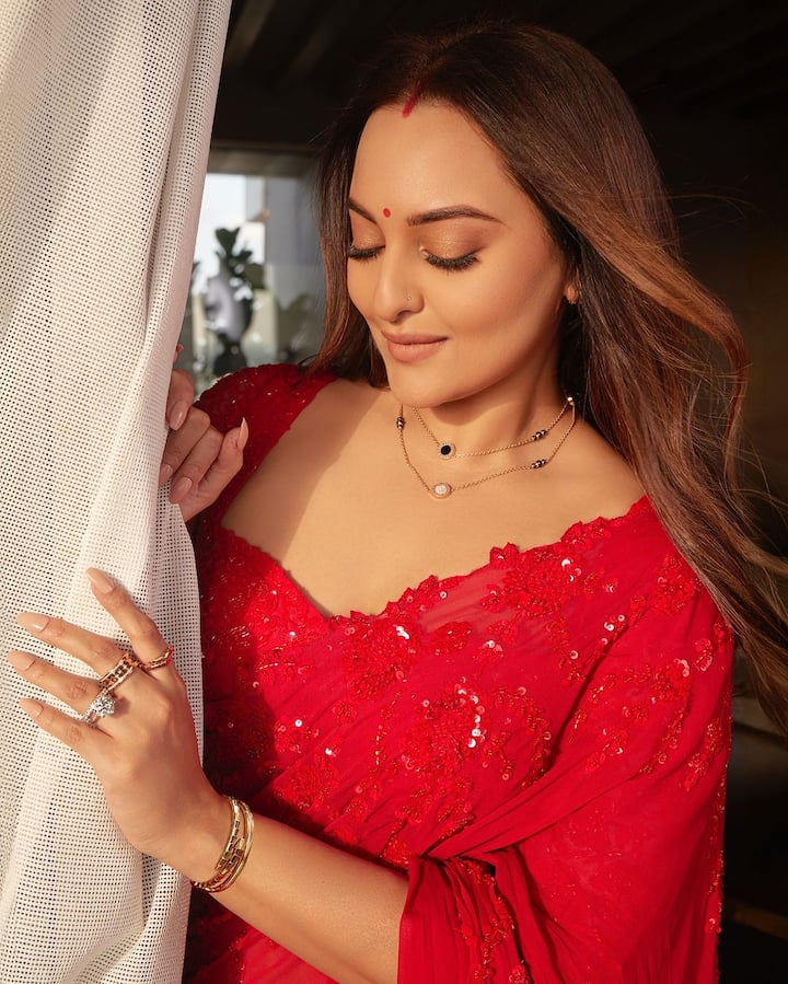 Sonakshi Sinha celebrated her first Karwa Chauth after marrying Zaheer Iqbal in June 2024. The special thing is that Zaheer also kept a fast on Karva Chauth for Sonakshi. On Karva Chauth, Sonakshi was seen wearing red saree, mangalsutra and vermilion in her hair.