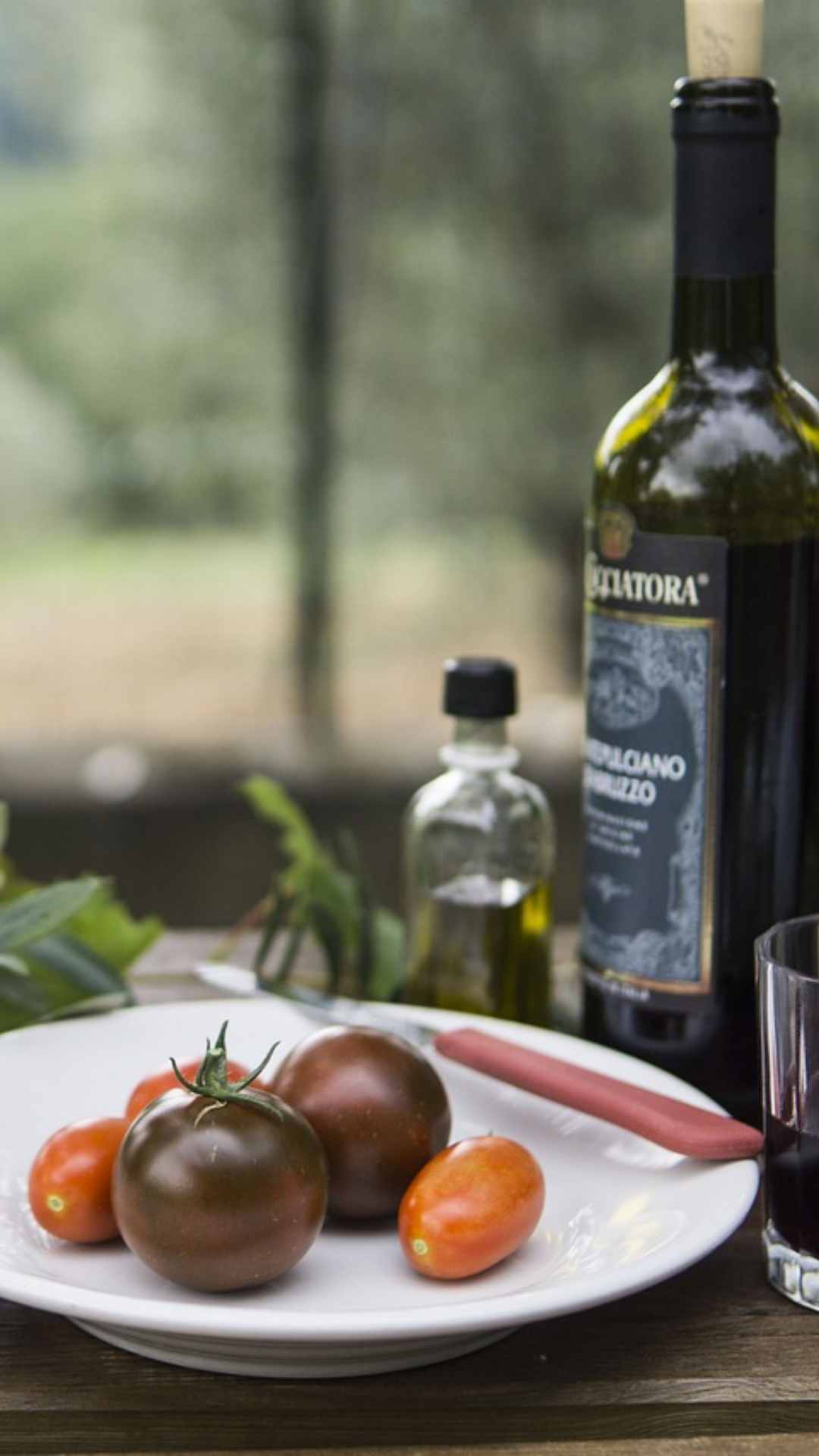 खाली बोतल को टेबल पर रखना अशुभ माना जाता है,