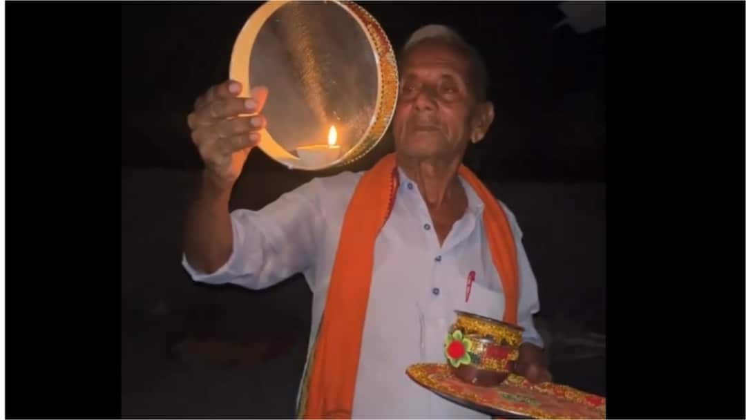 Man Breaks 'Karwa Chauth' Fast After Looking At Mia Khalifa's Pic — Watch Viral Video Viral Video Man Breaks 'Karwa Chauth' Fast After Looking At Mia Khalifa Pic Man Breaks 'Karwa Chauth' Fast After Looking At Mia Khalifa's Pic — Watch Viral Video